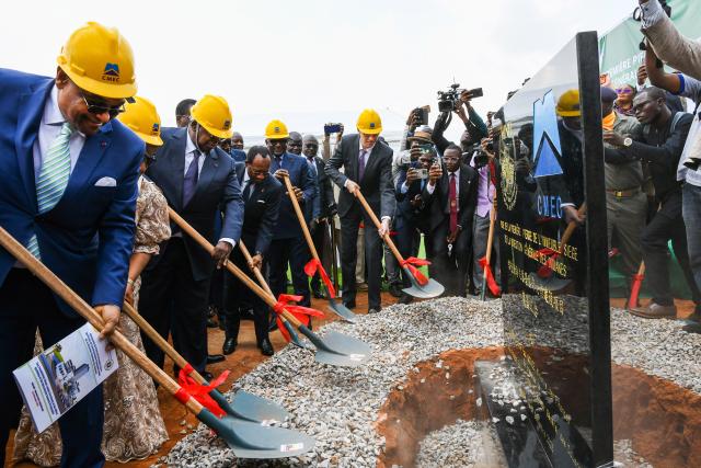 (251209) -- YAOUNDE, Dec. 9, 2025 (Xinhua) -- Representatives from Cameroonian government and China Machinery Engineering Corporation (CMEC) lay the foundation stone for the construction of the headquarters of Cameroon's General Directorate of Customs in Yaounde, Cameroon's capital, on Dec. 9, 2025. Cameroonian authorities on Tuesday laid the foundation stone for the construction of the headquarters of Cameroon's General Directorate of Customs.
   The construction contract was awarded to China Machinery Engineering Corporation (CMEC), Cameroonian Minister of Finance Louis Paul Motaze said at the ceremony. (Xinhua/Kepseu)