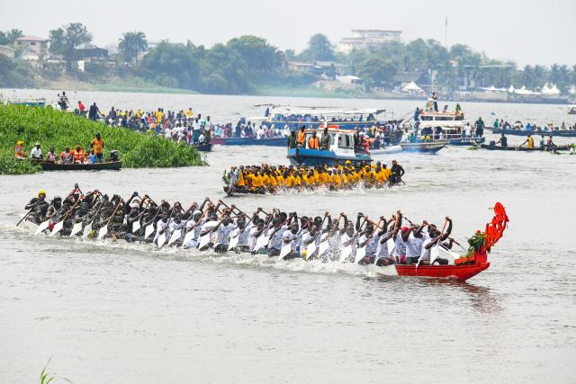 (251209) -- YAOUNDE, Dec. 9, 2025 (Xinhua) -- People take part in a canoe race on the Wouri River during the Ngondo Festival in Douala, Cameroon, on Dec. 7, 2025. Thousands recently gathered along the banks of the Wouri River in Cameroon's commercial hub, Douala, to witness the Ngondo Festival, as the Sawa community's iconic river ritual marked its first anniversary as a globally renowned intangible cultural heritage. (Xinhua/Kepseu)