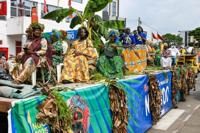 (251209) -- YAOUNDE, Dec. 9, 2025 (Xinhua) -- A caravan parades through traditional Sawa districts with performances during the Ngondo Festival in Douala, Cameroon, on Dec. 6, 2025. Thousands recently gathered along the banks of the Wouri River in Cameroon's commercial hub, Douala, to witness the Ngondo Festival, as the Sawa community's iconic river ritual marked its first anniversary as a globally renowned intangible cultural heritage. (Xinhua/Kepseu)