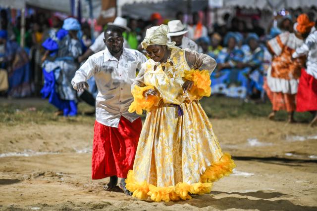 (251209) -- YAOUNDE, Dec. 9, 2025 (Xinhua) -- Dancers showcase traditional Sawa dresses during the Ngondo Festival in Douala, Cameroon, on Dec. 5, 2025. Thousands recently gathered along the banks of the Wouri River in Cameroon's commercial hub, Douala, to witness the Ngondo Festival, as the Sawa community's iconic river ritual marked its first anniversary as a globally renowned intangible cultural heritage. (Xinhua/Kepseu)