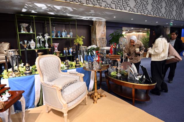 (251209) -- HAWALLI GOVERNORATE, Dec. 9, 2025 (Xinhua) -- People visit the Mirzaam Expo in Hawalli Governorate, Kuwait, on Dec. 9, 2025. The Mirzaam Expo 2025, an interior design and decor exhibition, kicked off here on Tuesday. The expo will last for five days until Dec. 13. (Photo by Asad/Xinhua)