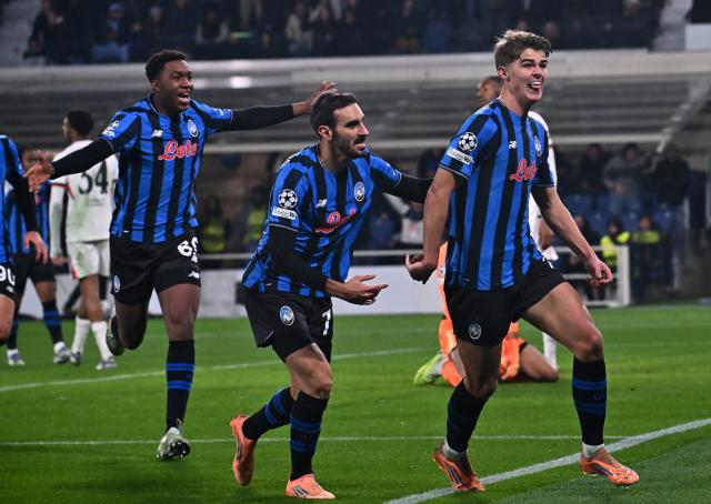 (251210) -- BERGAMO, Dec. 10, 2025 (Xinhua) -- Atalanta's Charles De Katelaere (R) celebrates his goal during the UEFA Champions League match between Atalanta and Chelsea in Bergamo, Italy, Dec. 9, 2025. (Xinhua)