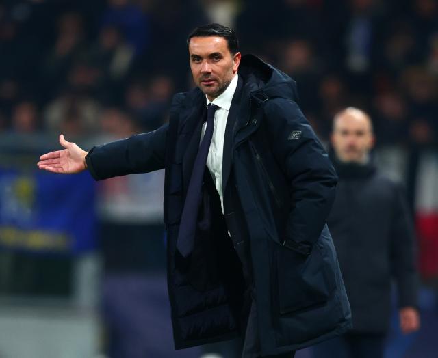 (251210) -- BERGAMO, Dec. 10, 2025 (Xinhua) -- Atalanta's head coach Raffaele Palladino gestures during the UEFA Champions League match between Atalanta and Chelsea in Bergamo, Italy, Dec. 9, 2025. (Xinhua)
