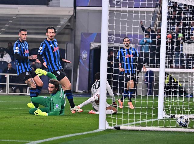 (251210) -- BERGAMO, Dec. 10, 2025 (Xinhua) -- Chelsea's Joao Pedro (2nd R) scores during the UEFA Champions League match between Atalanta and Chelsea in Bergamo, Italy, Dec. 9, 2025. (Xinhua)