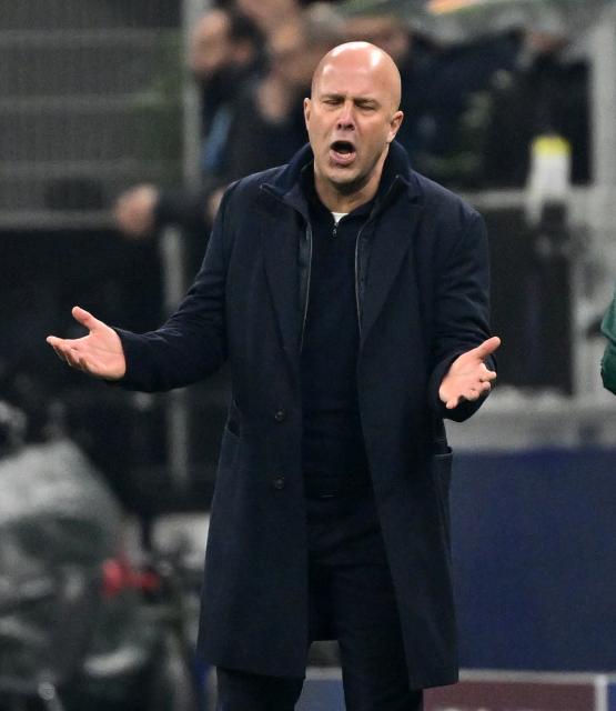 (251210) -- MILAN, Dec. 10, 2025 (Xinhua) -- Liverpool's head coach Arne Slot gestures during the UEFA Champions League between Inter Milan and Liverpool in Milan, Italy, Dec. 9, 2025. (Photo by Alberto Lingria/Xinhua)