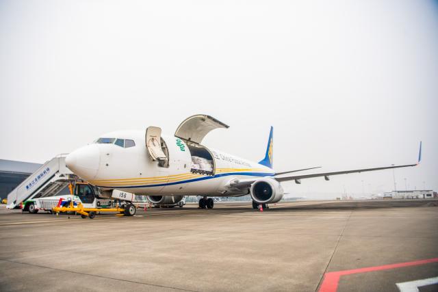 (251210) -- BEIJING, Dec. 10, 2025 (Xinhua) -- An aircraft of China Postal Airlines waits to conduct the inaugural flight of the Chongqing-Yangon cargo route at Chongqing Jiangbei International Airport in southwest China's Chongqing Municipality, Dec. 9, 2025.
  An international cargo route linking southwest China's Chongqing Municipality and Yangon in Myanmar successfully made its inaugural flight on Tuesday. (Xinhua/Tang Yi)