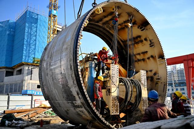 (251210) -- BEIJING, Dec. 10, 2025 (Xinhua) -- Workers are pictured at a construction site of Shijiazhuang Metro Line 5 in Shijiazhuang, north China's Hebei Province, Dec. 9, 2025. The construction of Shijiazhuang Metro Line 5 has achieved steady progress with several sections bored through in two directions. (Xinhua/Mu Yu)