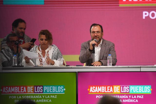 (251210) -- CARACAS, Dec. 10, 2025 (Xinhua) -- Venezuelan Foreign Affairs Minister Yvan Gil (R) speaks during the opening of the People's Assembly for Peace and Sovereignty of Our America in Caracas, Venezuela, Dec. 9, 2025. The U.S. government is waging "psychological warfare" against Venezuela following the failure of its economic sanctions, Venezuelan Foreign Affairs Minister Yvan Gil said Tuesday.
   "They are now resorting to psychological warfare, to military psychological warfare," Gil said during the opening of the People's Assembly for Peace and Sovereignty of Our America, an event being held in Caracas. (Photo by Marcos Salgado/Xinhua)