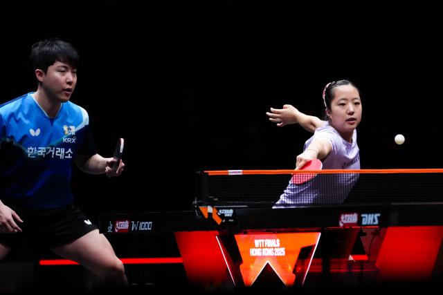 (251210) -- HONG KONG, Dec. 10, 2025 (Xinhua) -- Lim Jonghoon (L)/Shin Yubin of South Korea compete during the mixed doubles group 2 match between Lim Jonghoon/Shin Yubin of South Korea and Hugo Calderano/Bruna Takahashi of Brazil of the WTT Finals Hong Kong 2025 in Hong Kong, south China, Dec. 10, 2025. (Xinhua/Zhu Wei)