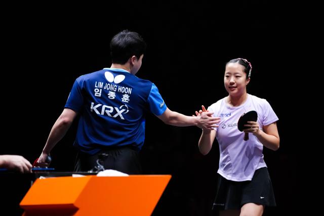 (251210) -- HONG KONG, Dec. 10, 2025 (Xinhua) -- Lim Jonghoon (L)/Shin Yubin of South Korea compete during the mixed doubles group 2 match between Lim Jonghoon/Shin Yubin of South Korea and Hugo Calderano/Bruna Takahashi of Brazil of the WTT Finals Hong Kong 2025 in Hong Kong, south China, Dec. 10, 2025. (Xinhua/Zhu Wei)