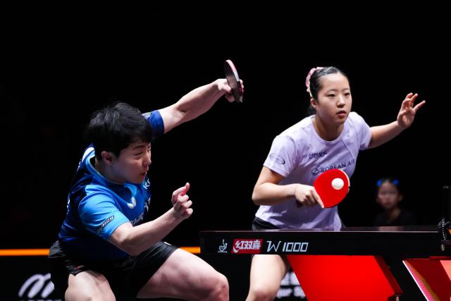 (251210) -- HONG KONG, Dec. 10, 2025 (Xinhua) -- Lim Jonghoon (L)/Shin Yubin of South Korea compete during the mixed doubles group 2 match between Lim Jonghoon/Shin Yubin of South Korea and Hugo Calderano/Bruna Takahashi of Brazil of the WTT Finals Hong Kong 2025 in Hong Kong, south China, Dec. 10, 2025. (Xinhua/Zhu Wei)