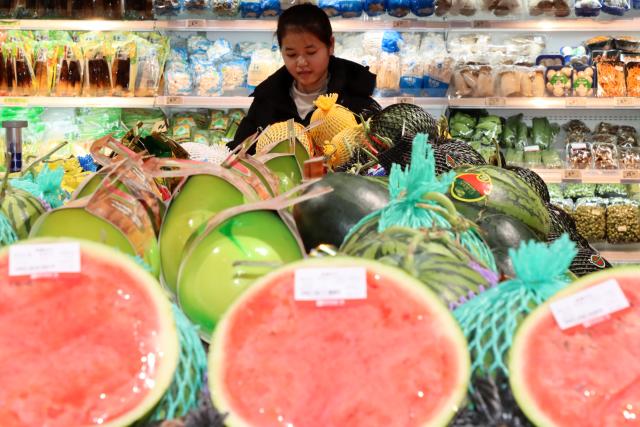 (251210) -- BEIJING, Dec. 10, 2025 (Xinhua) -- A customer selects fruits at a supermarket in Boxing County, Binzhou City, east China's Shandong Province, Dec. 10, 2025. China's consumer price index (CPI), a main gauge of inflation, grew at a faster pace in November, driven by rising food prices, official data showed Wednesday.
   The CPI rose 0.7 percent year on year in November, accelerating from October's rise of 0.2 percent and marking the fastest pace of growth since March 2024, according to the National Bureau of Statistics (NBS). (Photo by Chen Bin/Xinhua)