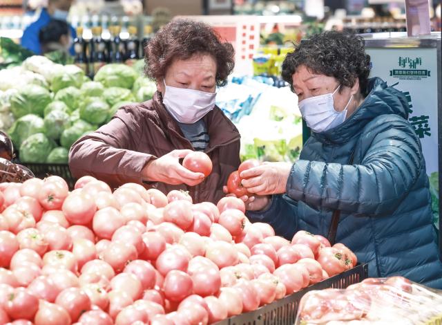 (251210) -- BEIJING, Dec. 10, 2025 (Xinhua) -- Customers select vegetables at a market in Wuhan, central China's Hubei Province, Dec. 10, 2025. China's consumer price index (CPI), a main gauge of inflation, grew at a faster pace in November, driven by rising food prices, official data showed Wednesday.
   The CPI rose 0.7 percent year on year in November, accelerating from October's rise of 0.2 percent and marking the fastest pace of growth since March 2024, according to the National Bureau of Statistics (NBS). (Photo by Zhao Jun/Xinhua)