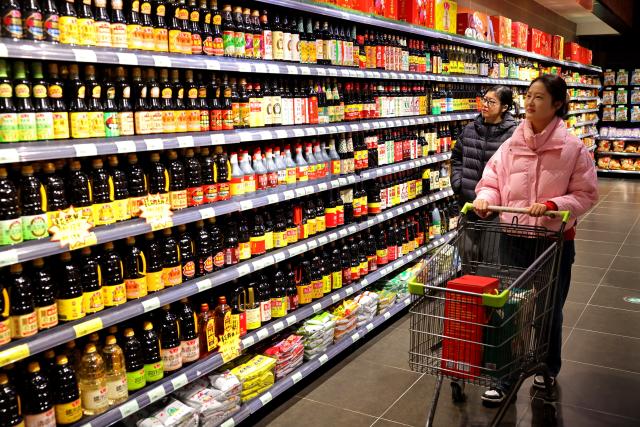 (251210) -- BEIJING, Dec. 10, 2025 (Xinhua) -- Customers select products at a supermarket in Zaozhuang City, east China's Shandong Province, Dec. 10, 2025. China's consumer price index (CPI), a main gauge of inflation, grew at a faster pace in November, driven by rising food prices, official data showed Wednesday.
   The CPI rose 0.7 percent year on year in November, accelerating from October's rise of 0.2 percent and marking the fastest pace of growth since March 2024, according to the National Bureau of Statistics (NBS). (Photo by Sun Zhongzhe/Xinhua)