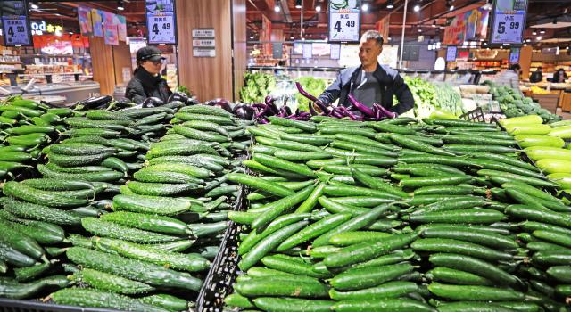 (251210) -- BEIJING, Dec. 10, 2025 (Xinhua) -- Customers select vegetables at a supermarket in Tancheng County, east China's Shandong Province, Dec. 10, 2025. China's consumer price index (CPI), a main gauge of inflation, grew at a faster pace in November, driven by rising food prices, official data showed Wednesday.
   The CPI rose 0.7 percent year on year in November, accelerating from October's rise of 0.2 percent and marking the fastest pace of growth since March 2024, according to the National Bureau of Statistics (NBS). (Photo by Zhang Chunlei/Xinhua)