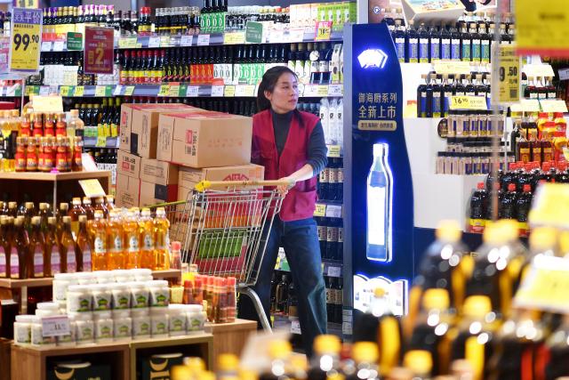 (251210) -- BEIJING, Dec. 10, 2025 (Xinhua) -- A worker restocks products at a supermarket in Qingdao, east China's Shandong Province, Dec. 10, 2025. China's consumer price index (CPI), a main gauge of inflation, grew at a faster pace in November, driven by rising food prices, official data showed Wednesday.
   The CPI rose 0.7 percent year on year in November, accelerating from October's rise of 0.2 percent and marking the fastest pace of growth since March 2024, according to the National Bureau of Statistics (NBS). (Photo by Wang Haibin/Xinhua)