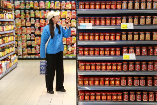 (251210) -- BEIJING, Dec. 10, 2025 (Xinhua) -- A customer selects products at a supermarket in Mengzi of Honghe Hani and Yi Autonomous Prefecture, southwest China's Yunnan Province, Dec. 10, 2025. China's consumer price index (CPI), a main gauge of inflation, grew at a faster pace in November, driven by rising food prices, official data showed Wednesday.
   The CPI rose 0.7 percent year on year in November, accelerating from October's rise of 0.2 percent and marking the fastest pace of growth since March 2024, according to the National Bureau of Statistics (NBS). (Photo by Xue Yingying/Xinhua)