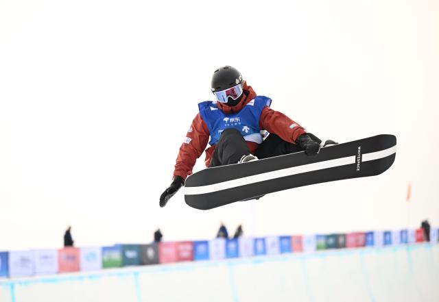 (251210) -- ZHANGJIAKOU, Dec. 10, 2025 (Xinhua) -- Leilani Ettel of Germany competes during the women's snowboard halfpipe qualification of FIS Snowboard World Cup 2025 in Zhangjiakou, north China's Hebei Province, Dec. 10, 2025. (Xinhua/Wu Huiwo)