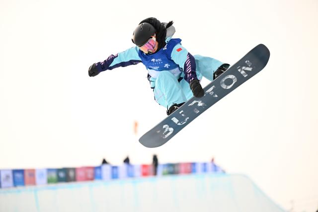(251210) -- ZHANGJIAKOU, Dec. 10, 2025 (Xinhua) -- Liu Jiayu of China competes during the women's snowboard halfpipe qualification of FIS Snowboard World Cup 2025 in Zhangjiakou, north China's Hebei Province, Dec. 10, 2025. (Xinhua/Wu Huiwo)
