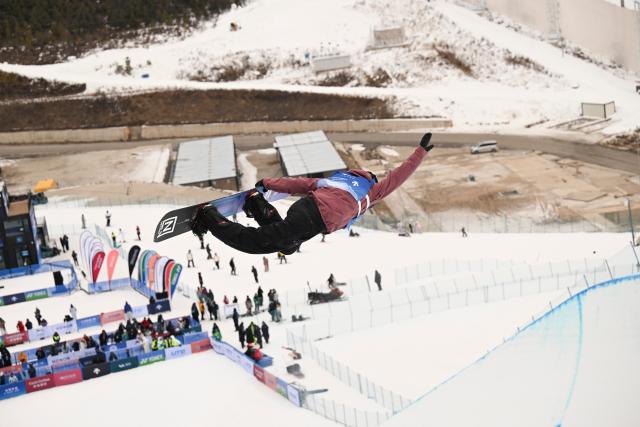 (251210) -- ZHANGJIAKOU, Dec. 10, 2025 (Xinhua) -- Soha Janett of Switzerland competes during the women's snowboard halfpipe qualification of FIS Snowboard World Cup 2025 in Zhangjiakou, north China's Hebei Province, Dec. 10, 2025. (Xinhua/Wu Huiwo)