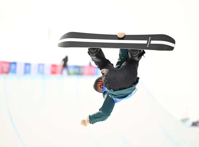 (251210) -- ZHANGJIAKOU, Dec. 10, 2025 (Xinhua) -- Elizabeth Hosking of Canada competes during the women's snowboard halfpipe qualification of FIS Snowboard World Cup 2025 in Zhangjiakou, north China's Hebei Province, Dec. 10, 2025. (Xinhua/Wu Huiwo)
