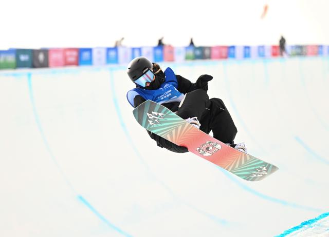 (251210) -- ZHANGJIAKOU, Dec. 10, 2025 (Xinhua) -- Kinsley White of the United States competes during the women's snowboard halfpipe qualification of FIS Snowboard World Cup 2025 in Zhangjiakou, north China's Hebei Province, Dec. 10, 2025. (Xinhua/Wu Huiwo)