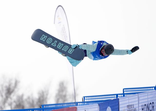 (251210) -- ZHANGJIAKOU, Dec. 10, 2025 (Xinhua) -- Cai Xuetong of China competes during the women's snowboard halfpipe qualification of FIS Snowboard World Cup 2025 in Zhangjiakou, north China's Hebei Province, Dec. 10, 2025. (Xinhua/Wang Peng)