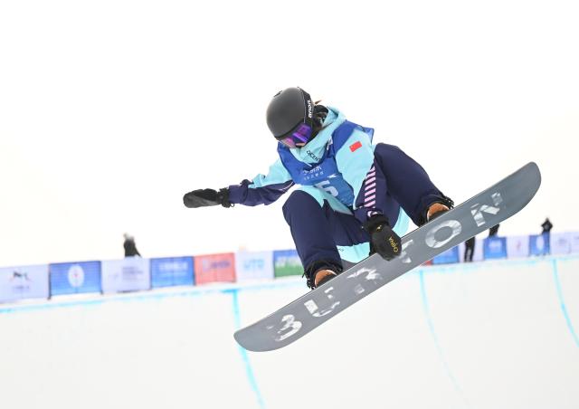 (251210) -- ZHANGJIAKOU, Dec. 10, 2025 (Xinhua) -- Yang Lu of China competes during the women's snowboard halfpipe qualification of FIS Snowboard World Cup 2025 in Zhangjiakou, north China's Hebei Province, Dec. 10, 2025. (Xinhua/Wu Huiwo)