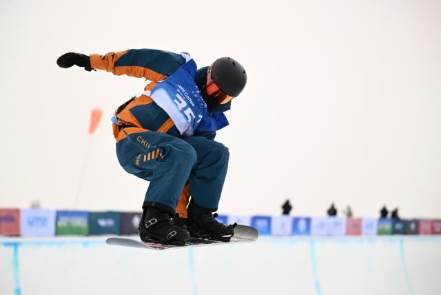 (251210) -- ZHANGJIAKOU, Dec. 10, 2025 (Xinhua) -- Li Zhuolin of China competes during the men's snowboard halfpipe qualification of FIS Snowboard World Cup 2025 in Zhangjiakou, north China's Hebei Province, Dec. 10, 2025. (Xinhua/Wu Huiwo)