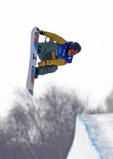 (251210) -- ZHANGJIAKOU, Dec. 10, 2025 (Xinhua) -- Wang Ziyang of China competes during the men's snowboard halfpipe qualification of FIS Snowboard World Cup 2025 in Zhangjiakou, north China's Hebei Province, Dec. 10, 2025. (Xinhua/Wang Peng)