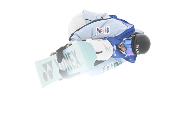 (251210) -- ZHANGJIAKOU, Dec. 10, 2025 (Xinhua) -- Hirano Ruka of Japan competes during the men's snowboard halfpipe qualification of FIS Snowboard World Cup 2025 in Zhangjiakou, north China's Hebei Province, Dec. 10, 2025. (Xinhua/Wu Huiwo)