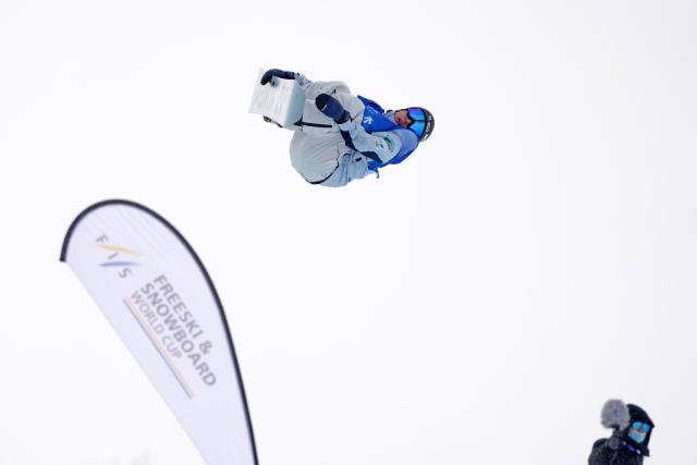 (251210) -- ZHANGJIAKOU, Dec. 10, 2025 (Xinhua) -- Hirano Ruka of Japan competes during the men's snowboard halfpipe qualification of FIS Snowboard World Cup 2025 in Zhangjiakou, north China's Hebei Province, Dec. 10, 2025. (Xinhua/Wang Peng)