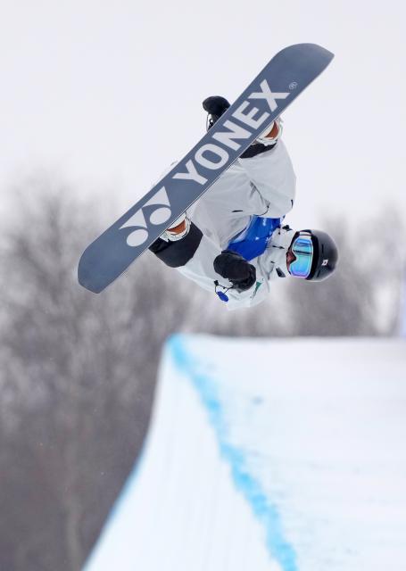 (251210) -- ZHANGJIAKOU, Dec. 10, 2025 (Xinhua) -- Totsuka Yuto of Japan competes during the men's snowboard halfpipe qualification of FIS Snowboard World Cup 2025 in Zhangjiakou, north China's Hebei Province, Dec. 10, 2025. (Xinhua/Wang Peng)