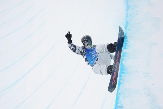 (251210) -- ZHANGJIAKOU, Dec. 10, 2025 (Xinhua) -- Hirano Kaishu of Japan competes during the men's snowboard halfpipe qualification of FIS Snowboard World Cup 2025 in Zhangjiakou, north China's Hebei Province, Dec. 10, 2025. (Xinhua/Wang Peng)