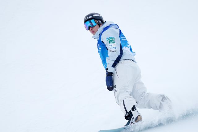 (251210) -- ZHANGJIAKOU, Dec. 10, 2025 (Xinhua) -- Hirano Ruka of Japan competes during the men's snowboard halfpipe qualification of FIS Snowboard World Cup 2025 in Zhangjiakou, north China's Hebei Province, Dec. 10, 2025. (Xinhua/Wang Peng)