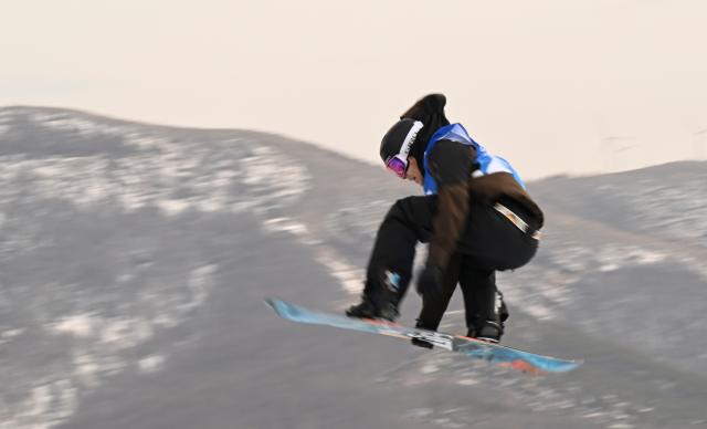 (251210) -- ZHANGJIAKOU, Dec. 10, 2025 (Xinhua) -- Liam Gill of Canada competes during the men's snowboard halfpipe qualification of FIS Snowboard World Cup 2025 in Zhangjiakou, north China's Hebei Province, Dec. 10, 2025. (Xinhua/Wu Huiwo)