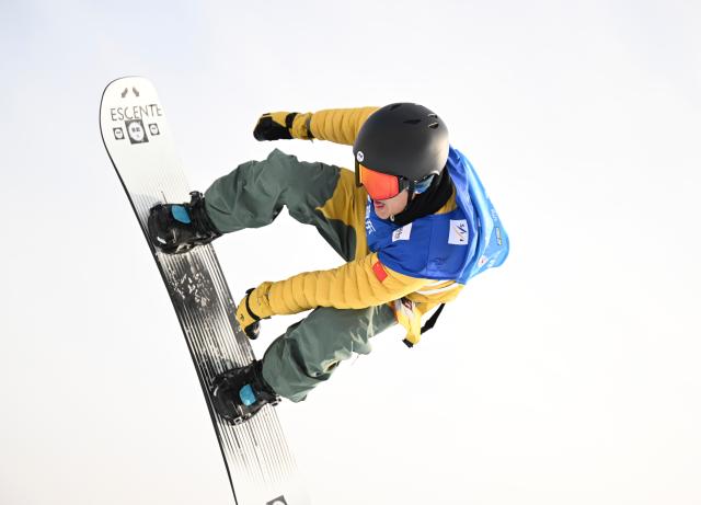 (251210) -- ZHANGJIAKOU, Dec. 10, 2025 (Xinhua) -- Wang Ziyang of China competes during the men's snowboard halfpipe qualification of FIS Snowboard World Cup 2025 in Zhangjiakou, north China's Hebei Province, Dec. 10, 2025. (Xinhua/Wu Huiwo)
