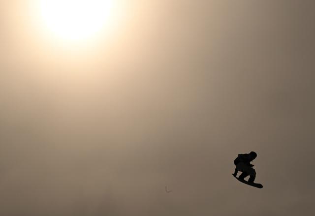 (251210) -- ZHANGJIAKOU, Dec. 10, 2025 (Xinhua) -- Hirano Kaishu of Japan competes during the men's snowboard halfpipe qualification of FIS Snowboard World Cup 2025 in Zhangjiakou, north China's Hebei Province, Dec. 10, 2025. (Xinhua/Wu Huiwo)