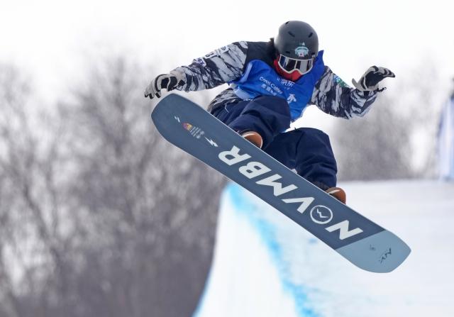 (251210) -- ZHANGJIAKOU, Dec. 10, 2025 (Xinhua) -- Murakami Konosuke of Japan competes during the men's snowboard halfpipe qualification of FIS Snowboard World Cup 2025 in Zhangjiakou, north China's Hebei Province, Dec. 10, 2025. (Xinhua/Wang Peng)