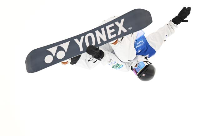 (251210) -- ZHANGJIAKOU, Dec. 10, 2025 (Xinhua) -- Totsuka Yuto of Japan competes during the men's snowboard halfpipe qualification of FIS Snowboard World Cup 2025 in Zhangjiakou, north China's Hebei Province, Dec. 10, 2025. (Xinhua/Wu Huiwo)