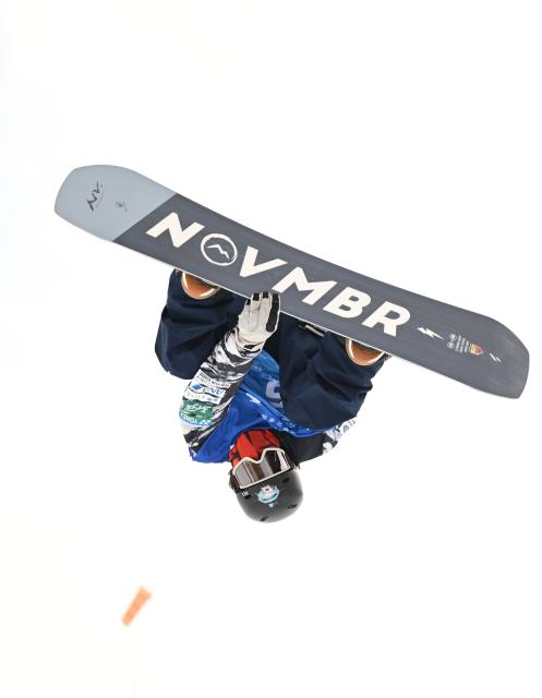 (251210) -- ZHANGJIAKOU, Dec. 10, 2025 (Xinhua) -- Murakami Konosuke of Japan competes during the men's snowboard halfpipe qualification of FIS Snowboard World Cup 2025 in Zhangjiakou, north China's Hebei Province, Dec. 10, 2025. (Xinhua/Wu Huiwo)