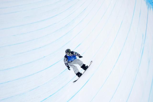 (251210) -- ZHANGJIAKOU, Dec. 10, 2025 (Xinhua) -- Hirano Kaishu of Japan competes during the men's snowboard halfpipe qualification of FIS Snowboard World Cup 2025 in Zhangjiakou, north China's Hebei Province, Dec. 10, 2025. (Xinhua/Wang Peng)