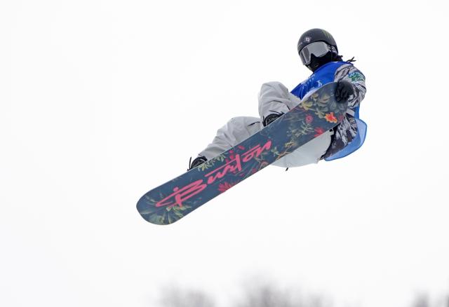 (251210) -- ZHANGJIAKOU, Dec. 10, 2025 (Xinhua) -- Hirano Kaishu of Japan competes during the men's snowboard halfpipe qualification of FIS Snowboard World Cup 2025 in Zhangjiakou, north China's Hebei Province, Dec. 10, 2025. (Xinhua/Wang Peng)
