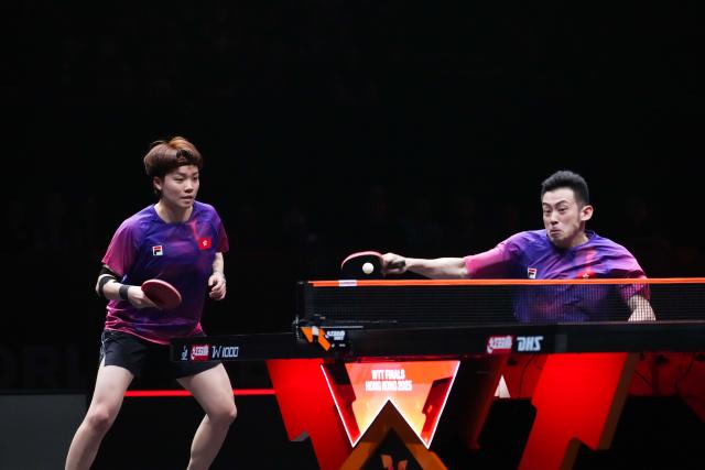 (251210) -- HONG KONG, Dec. 10, 2025 (Xinhua) -- Wong Chun Ting (R)/Doo Hoi Kem compete during the mixed doubles group 1 match between Lin Shidong/Kuai Man of China and Wong Chun Ting/Doo Hoi Kem of China's Hong Kong at the WTT Finals Hong Kong 2025 in Hong Kong, south China, Dec. 10, 2025. (Xinhua/Zhu Wei)