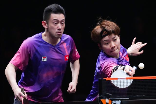 (251210) -- HONG KONG, Dec. 10, 2025 (Xinhua) -- Wong Chun Ting/Doo Hoi Kem (R) compete during the mixed doubles group 1 match between Lin Shidong/Kuai Man of China and Wong Chun Ting/Doo Hoi Kem of China's Hong Kong at the WTT Finals Hong Kong 2025 in Hong Kong, south China, Dec. 10, 2025. (Xinhua/Zhu Wei)