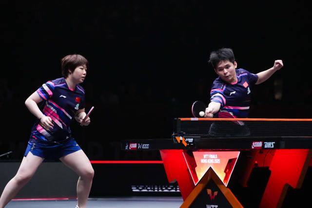 (251210) -- HONG KONG, Dec. 10, 2025 (Xinhua) -- Lin Shidong (R)/Kuai Man compete during the mixed doubles group 1 match between Lin Shidong/Kuai Man of China and Wong Chun Ting/Doo Hoi Kem of China's Hong Kong at the WTT Finals Hong Kong 2025 in Hong Kong, south China, Dec. 10, 2025. (Xinhua/Zhu Wei)