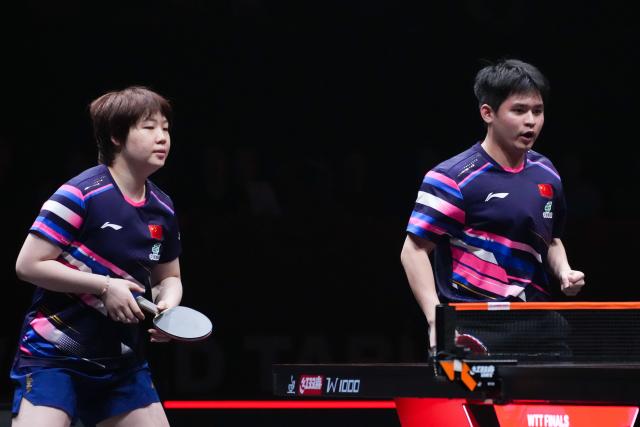 (251210) -- HONG KONG, Dec. 10, 2025 (Xinhua) -- Lin Shidong (R)/Kuai Man compete during the mixed doubles group 1 match between Lin Shidong/Kuai Man of China and Wong Chun Ting/Doo Hoi Kem of China's Hong Kong at the WTT Finals Hong Kong 2025 in Hong Kong, south China, Dec. 10, 2025. (Xinhua/Zhu Wei)