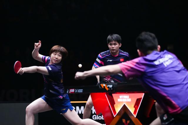 (251210) -- HONG KONG, Dec. 10, 2025 (Xinhua) -- Lin Shidong/Kuai Man (L) compete during the mixed doubles group 1 match between Lin Shidong/Kuai Man of China and Wong Chun Ting/Doo Hoi Kem of China's Hong Kong at the WTT Finals Hong Kong 2025 in Hong Kong, south China, Dec. 10, 2025. (Xinhua/Zhu Wei)