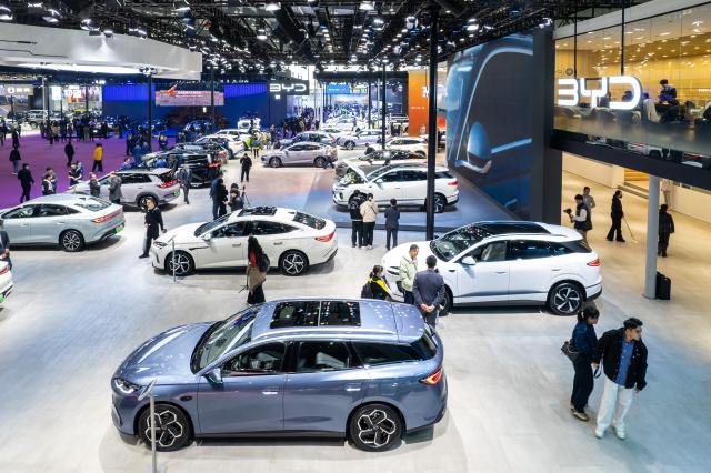 (251210) -- CHANGSHA, Dec. 10, 2025 (Xinhua) -- A drone photo taken on Dec. 10, 2025 shows a scene of the 21st Changsha International Automobile Expo in Changsha, central China's Hunan Province. The 6-day expo kicked off on Wednesday at the Changsha International Convention and Exhibition Center, showcasing some 1,000 vehicles from over 70 automobile brands. (Xinhua/Chen Sihan)