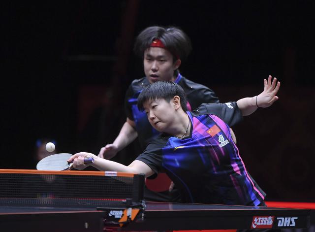 (251210) -- HONG KONG, Dec. 10, 2025 (Xinhua) -- Wang Chuqin/Sun Yingsha (front) compete during the mixed doubles group 1 match between Wang Chuqin/Sun Yingsha of China and Manush Shah/Diya Chitale of India at the WTT Finals Hong Kong 2025 in Hong Kong, south China, Dec. 10, 2025. (Xinhua/Chen Duo)